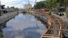 Diduga Mengantuk, Seorang Remaja Tercebur ke Kali Item