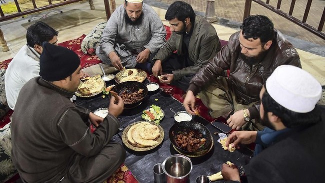 FOTO: Pesta Barbekyu di Tengah Amuk Perang Pakistan