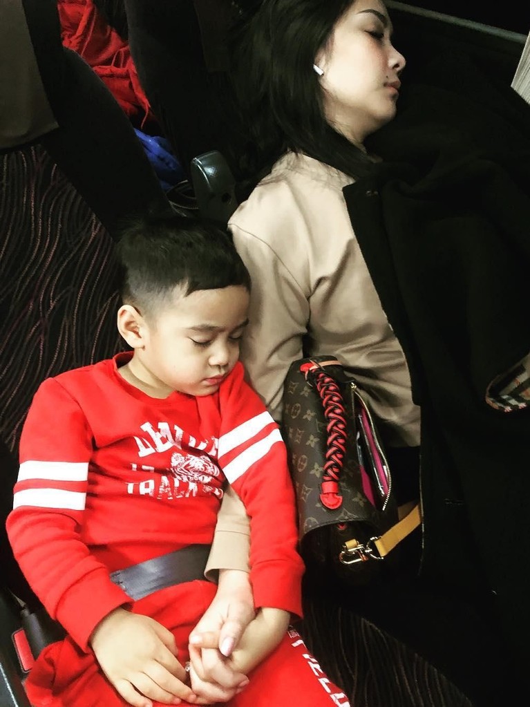 6 Foto Keseruan Liburan Keluarga Raffi Ahmad ke Jepang Momen liburan Tahun Baru dimanfaatkan Raffi Ahmad. Ia bersama keluarga liburan ke Negeri Matahari Terbit, Jepang. Simak 6 potret seru liburan keluarga Raffi.