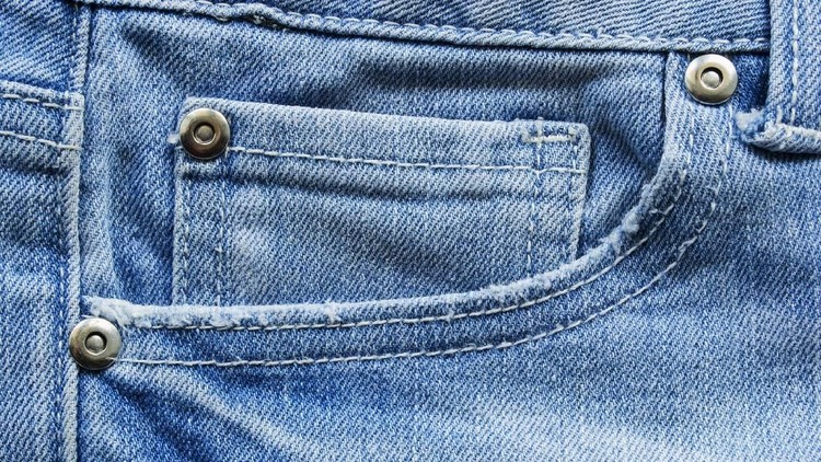Simak tips lengkap mencuci pakaian berbahan denim dari pakar tekstil.