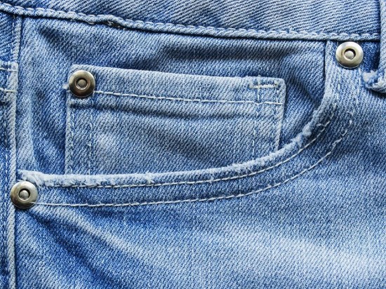 Raw Denim Bukan Cuma Tren Musiman! Investasi Celana yang Makin Lama Makin Bagus