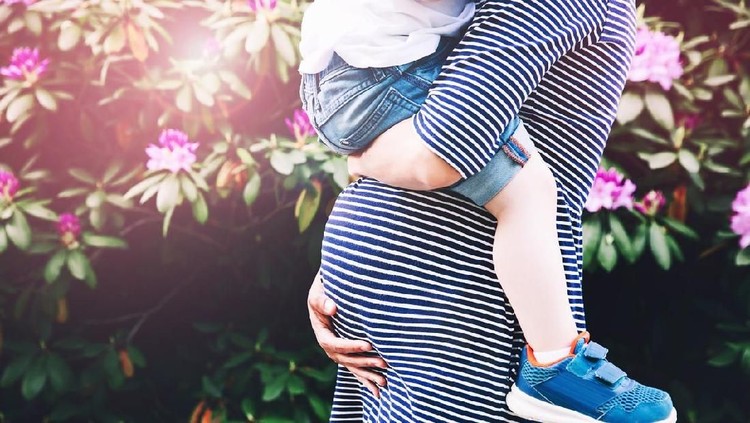 Saat hamil boleh menggendong anak, asal mempertimbangkan empat hal berikut, Bun. Biar nggak sakit punggung atau membahayakan janin.