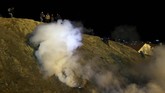FOTO: Langkah Imigran di Perbatasan AS Diadang Gas Air Mata Penjaga perbatasan Amerika Serikat melepaskan gas air mata dan semprotan merica untuk membendung ratusan imigran hendak menerobos.