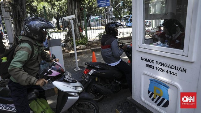 Tarif parkir motor di IRTI Monas bagi PNS sebelumnya Rp22.000 per bulan naik jadi Rp352.000, sementara untuk mobil dari Rp66.000 menjadi Rp550.000 per bulan.