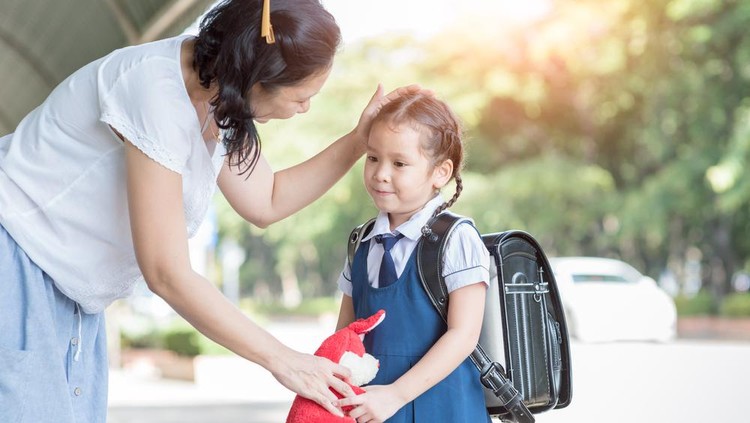 Anak sudah sekolah, Bun? Sebenarnya, di usia berapa sih mereka sudah bisa mulai diajari tanggung jawab?