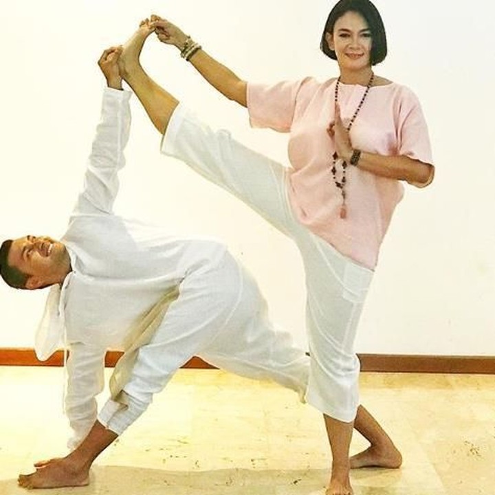 <p>Mereka pernah bermain dalam sinetron berjudul Romi dan Yuli. Kalau melihat foto ini, rasanya Dian dan Anjas seperti nggak menua kan, Bun? (Foto: Instagram @bu_deedee)</p>
