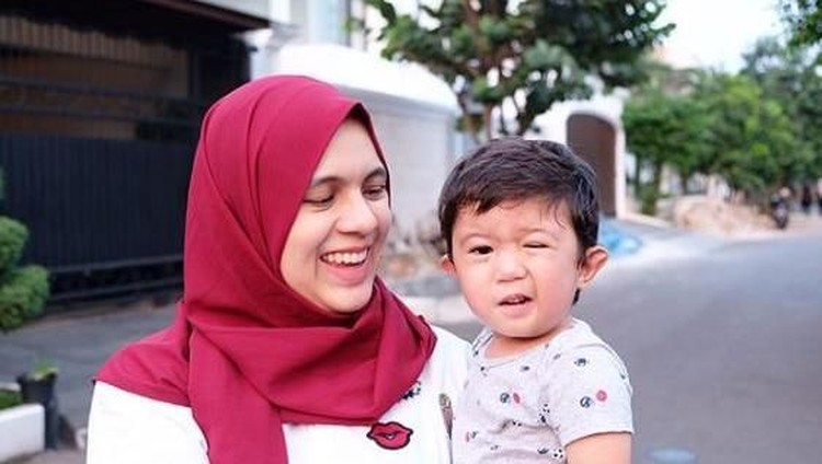 Hati ibu mana yang nggak meleleh melihat anaknya saling menyayangi. Seperti Mas Uta, yang mau mengalah sama Uti nih, Bun.