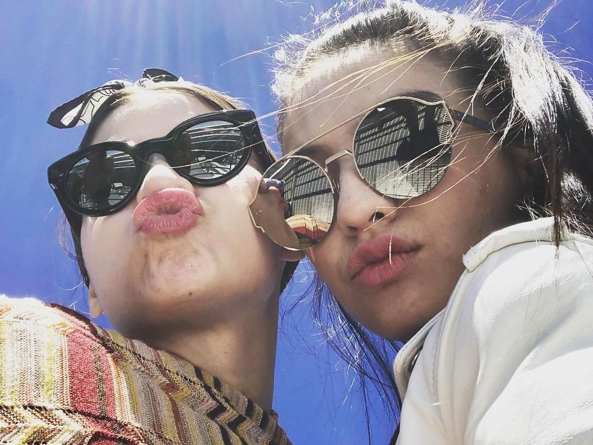 Raline Shah kerap berfoto dengan gaya duck face&period; Begitu seringnya&comma; aktris 33 tahun ini sampai dijuluki 'Queen of Duck Face' oleh netizen&period;