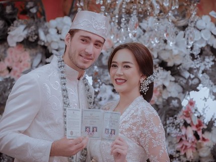 Aura Kasih Hapus Foto Suami dari Instagram, Isu Perceraian Kembali Merebak