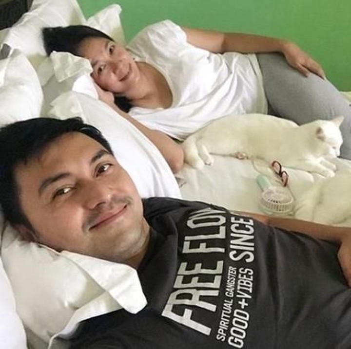 <p>Dian dan Anjas ternyata pecinta kucing lho, Bun. Lihat deh, celoteh anak-anak mereka digantikan dengan kehadiran si mpus. (Foto: Instagram @bu_deedee)</p>