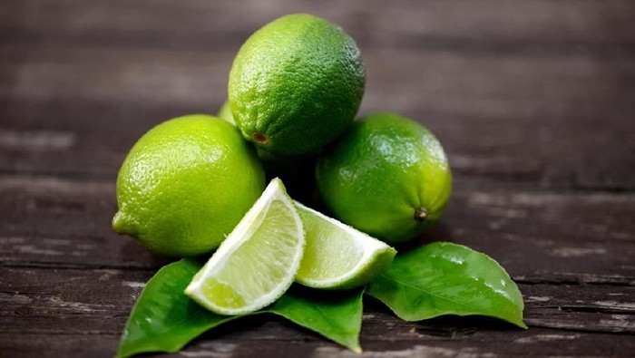Mojito garnished with mint and limes.