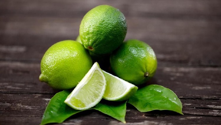471447415 Mojito garnished with mint and limes.