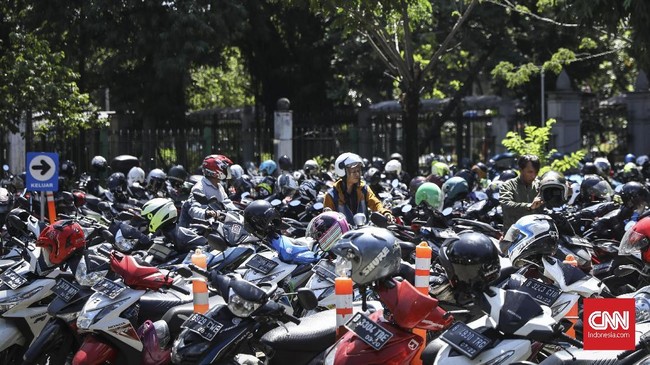 Pengunjung memarkirkan kendaraannya di kawasan IRTI Monas, Jakarta, 4 Januari 2019. Untuk uji coba awal, Pemprov DKI berencana menerapkan kenaikan tarif bagi PNS yang parkir di kawasan IRTI Monas guna mendorong menggunakan transportasi umum. ( CNN Indonesia/ Hesti Rika )