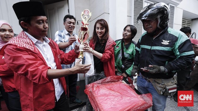Pakar komunikasi politik Silvanus Alvin menilai cara-cara PSI yang memicu kontroversi merupakan bagian dari strategi pemasaran politik.