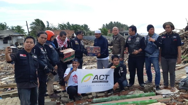 Royal Riders Indonesia (Rori), komunitas sepeda motor Royal Enfield, menyerahkan bantuan kepada korban tsunami di Banten dan Lampung.
