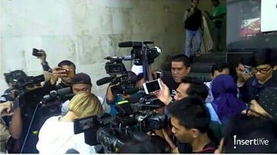 Nikita Mirzani enggan berkomentar saat memenuhi panggilan polisi di Direktorat Reserse Kriminal Umum Polda Jakarta Selatan, Jumat (4/1)