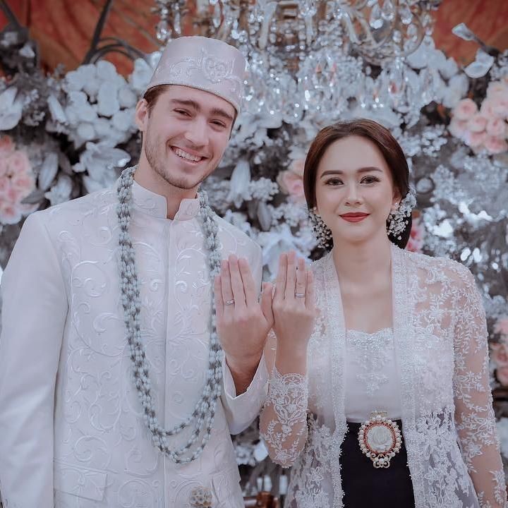 <p>Aura Kasih menikah dengan Erick Amaral pada Desember 2018 di Jakarta. Sebelum itu, Aura mengaku sudah lebih dulu melangsungkan pernikahan siri di Bangkok. (Foto: Aldi Photography via Instagram @aurakasih) </p>
