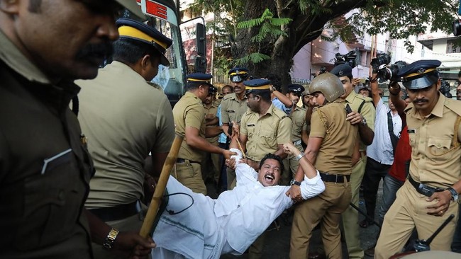 Ratusan polisi dan advokat di India terlibat aksi saling serang hanya gara-gara masalah hak guna lahan parkir.