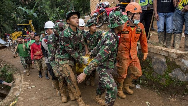 Jawa Barat memiliki 3.000 daerah dengan tingkat kerawanan tanah bergerak yang tinggi, tersebar di Jawa Barat bagian tengah dan selatan.