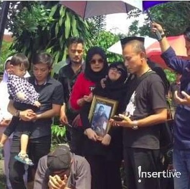 Tangis Istri Pecah Saat Pemakaman Torro Margens