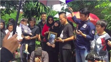 img-title Tangis Istri Pecah Saat Pemakaman Torro Margens
