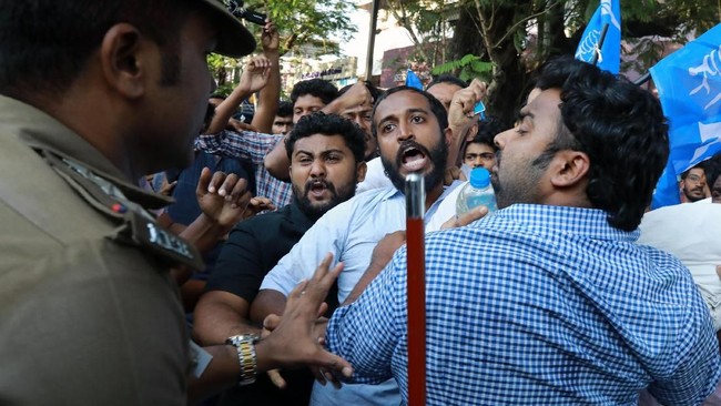 Kepolisian India dan ribuan mahasiswa Universitas Jawaharlal Nehru di New Delhi bentrok terkait demonstrasi menentang kenaikan iuran kuliah.
