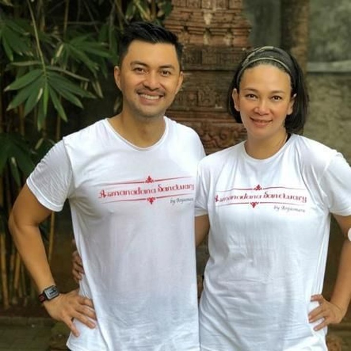 <p>Keduanya menikah pada 1999. Dian Nitami diketahui berusia lebih tua empat tahun dari Anjas. Tapi, perbedaan usia bukan masalah bagi mereka. (Foto: Instagram @bu_deedee)</p>