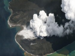 Anak Krakatau Tumbuh Tak Simetris, Data 100 Tahun Jadi Petunjuk Masa Depan