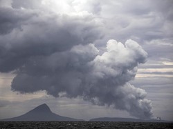 Anak Krakatau Kembali Erupsi Sore Tadi, Tinggi Kolom Abu Capai 500 Meter