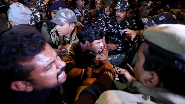 Setidaknya 750 orang ditahan saat ikut serta dalam demonstrasi di Kerala untuk memprotes dua perempuan yang masuk ke salah satu kuil Hindu paling suci di India.