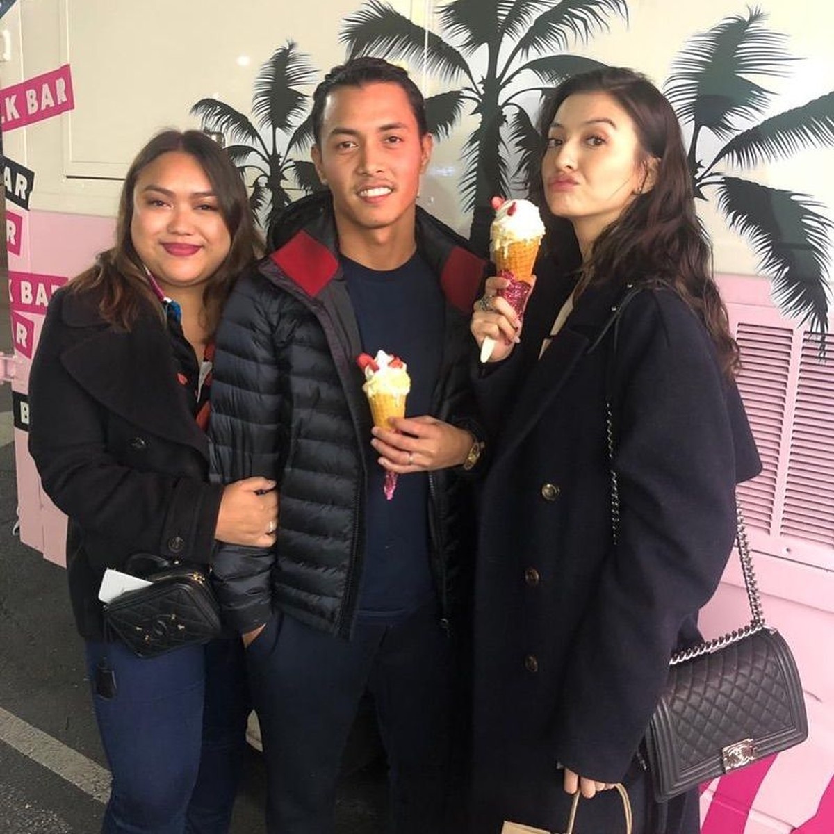 Raline Shah kerap berfoto dengan gaya duck face&period; Begitu seringnya&comma; aktris 33 tahun ini sampai dijuluki 'Queen of Duck Face' oleh netizen&period;