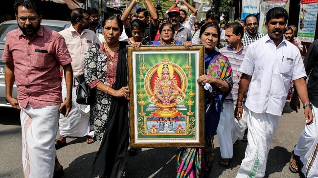 Satu lagi perempuan memasuki Sabarimala di sela demonstrasi untuk memprotes dua wanita yang sebelumnya masuk ke salah satu kuil Hindu paling suci di India itu.