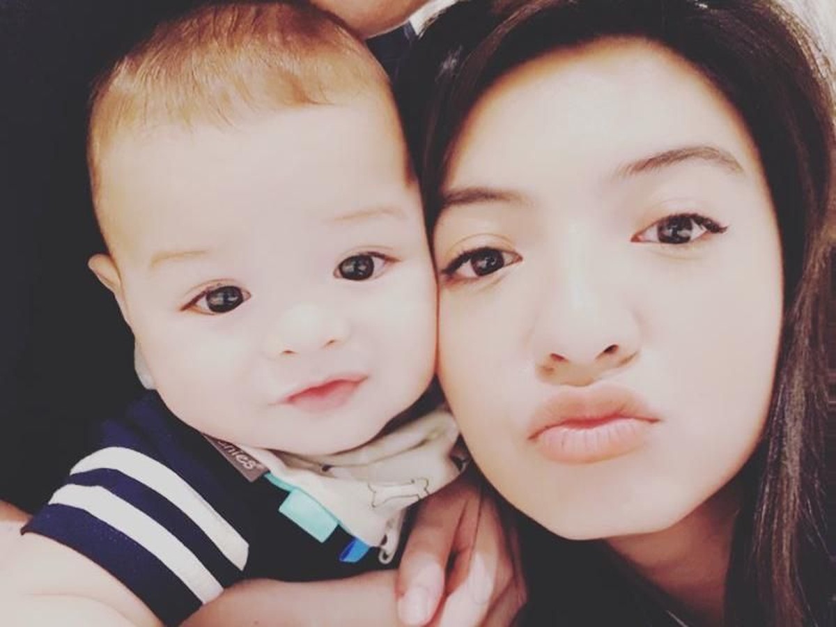 Raline Shah kerap berfoto dengan gaya duck face&period; Begitu seringnya&comma; aktris 33 tahun ini sampai dijuluki 'Queen of Duck Face' oleh netizen&period;