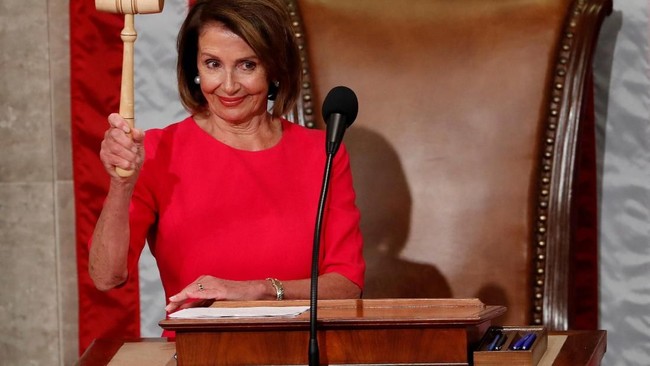 Ketua DPR Amerika Serikat Nancy Pelosi meninggalkan naskah pidato soal pemakzulan Presiden Donald Trump di pesawat.
