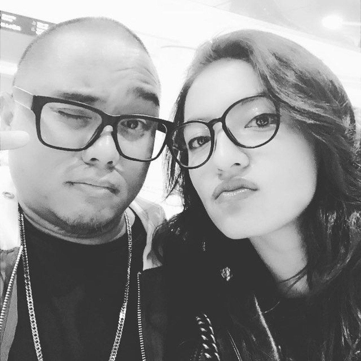 Raline Shah kerap berfoto dengan gaya duck face&period; Begitu seringnya&comma; aktris 33 tahun ini sampai dijuluki 'Queen of Duck Face' oleh netizen&period;