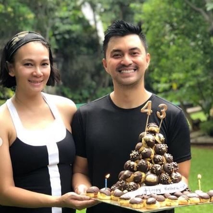 <p>Saat Anjas merayakan ulang tahun yang ke-43, unik banget nih kado pernikahan dari Dian Nitami. Ucapannya pun nggak kalah romantis, pokoknya Dian cinta banget deh sama Anjas. He-he-he. (Foto: Instagram @bu_deedee)</p>