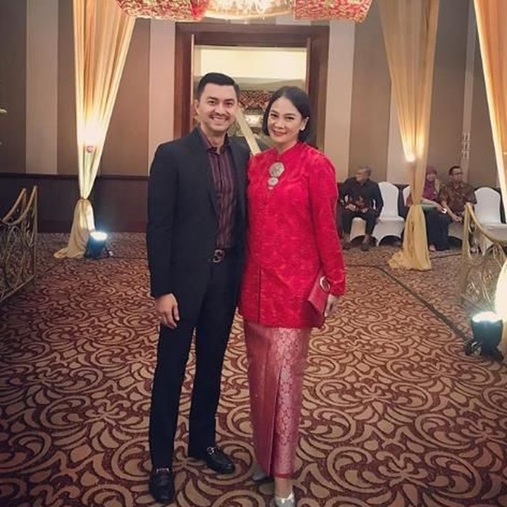 <p>Menjalani pernikahan selama 20 tahun, keromantisan di antara keduanya tetap terjaga. Salah satunya kondangan bersama seperti di foto ini, Bun. (Foto: Instagram @bu_deedee)    </p>