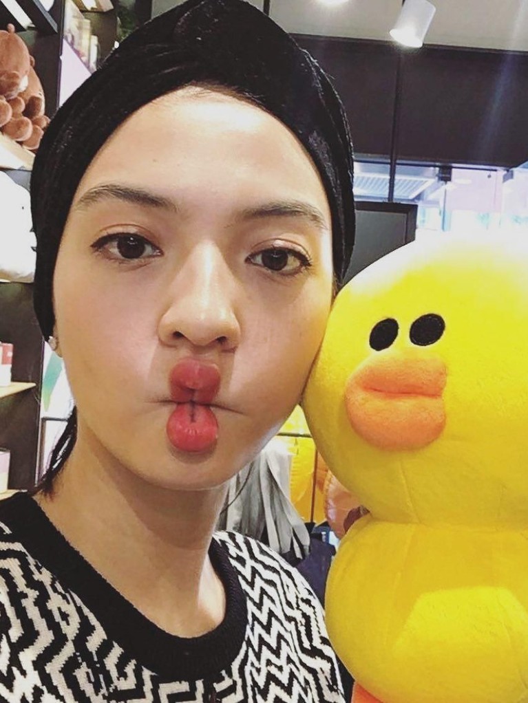 Raline Shah kerap berfoto dengan gaya duck face. Begitu seringnya, aktris 33 tahun ini sampai dijuluki 'Queen of Duck Face' oleh netizen.