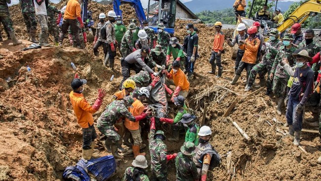 Masyarakat sekitar Sukabumi diminta untuk tetap waspada dengan sejumlah potensi longsor, menyusul intensitas dan curah hujan yang masih tinggi.