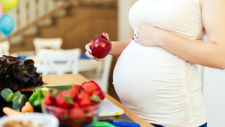 'Apel sehari membuat dokter menjauh'. Yuk simak manfaat makan apel untuk bumil.