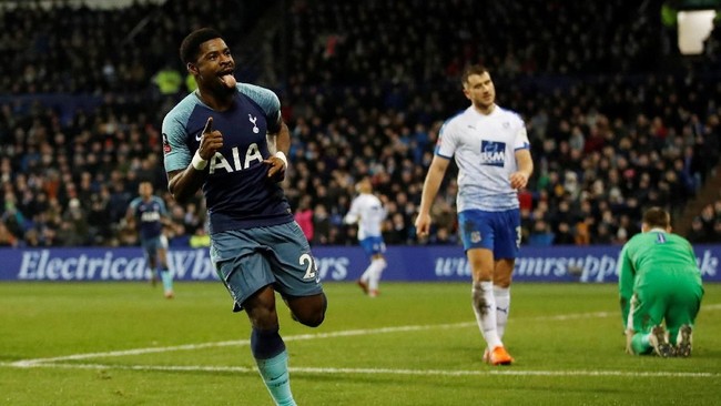 Bek Tottenham Hotspur, Serge Aurier, sempat ditangkap polisi di London larena menganiaya kekasihnya, Voigth, pada malam jelang Spurs menjamu Manchester United.