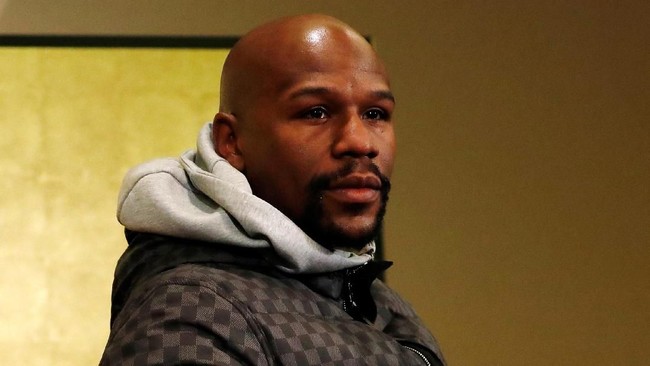 Foto Floyd Mayweather Jr pose dengan uang tunai senilai US$2 juta atau setara Rp28 miliar viral di media sosial Twitter.