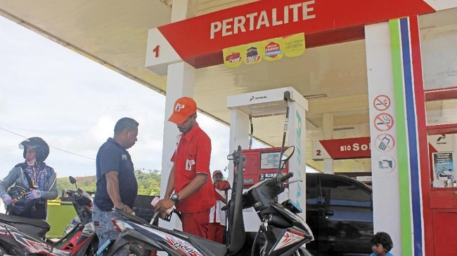 Pertamina menurunkan harga BBM jenis Pertalite menjadi Rp6.450 per liter. Namun, harga ini berlaku khusus di 38 SPBU di Tangerang Selatan.