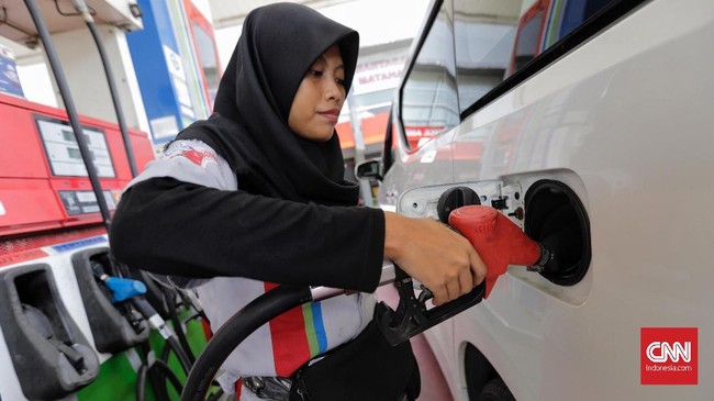 Aktivitas pengisian bahan bakar di SPBU. Jakarta, Sabtu, 5 Januari 2019. Pertamina menurunkan harga Bahan Bakar Minyak atau Harga BBM nonsubsidi. Penurunan Harga BBM nonsubsidi itu berlaku mulai Sabtu (5/1/2019) pukul 00.00 WIB atau hari ini.