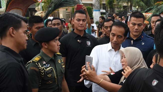 Sutinah, seorang ibu yang berjualan nasi uduk mengatakan kepada Jokowi soal minimnya bantuan modal dari PNM. Dia juga curhat sering diutang pelanggan.