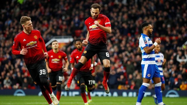 Manchester United unggul 2-0 atas Reading di babak pertama dalam laga babak ketiga Piala FA di Stadion Old Trafford, Sabtu (5/1).