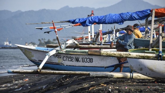 Menteri Koordinator Perekonomian Darmin Nasution menyatakan pemerintah telah menyediakan KUR khusus perikanan untuk pembelian kapal kurang dari 5 gross ton.