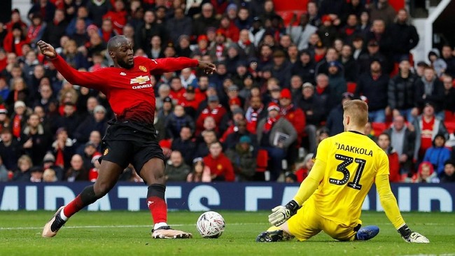 Manchester United melaju ke babak 32 besar Piala FA setelah menang 2-0 atas Reading FC di babak kedua di Stadion Old Trafford, Sabtu (5/1).