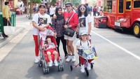 <p>Selain keempat putrinya, Ussy juga mengajak sang asisten tuh, Bun. Wah, senang banget ya Mbak Cucu ikut liburan juga. (Foto: Instagram @ussypratama)</p>