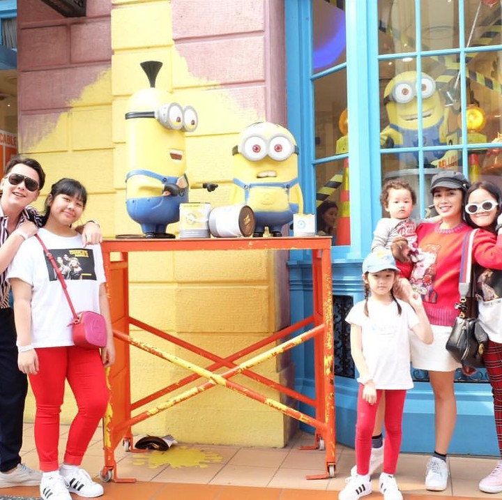 <p>Jangan lupa, pose dulu di depan patung Minions, biar makin lengkap momen liburannya. (Foto: Instagram @ussypratama)</p>